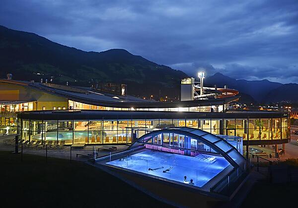 Solebecken Therme Zillertal Nacht 72dpi©Wörgötter&