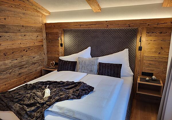 lech suite - Schlafzimmer mit Flat-TV