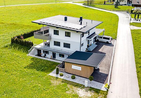 Hausansicht Sommer Drohne 2