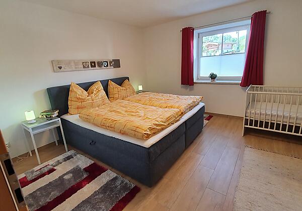 Schlafzimmer mit Gitterbett