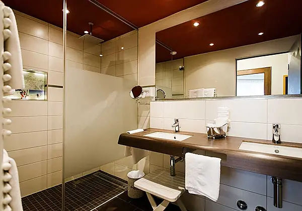 Badezimmer im Aparthotel Dorfplatzl in Tux
