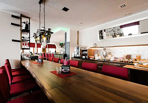 Frühstücksraum im Aparthotel Dorfplatzl in Tux