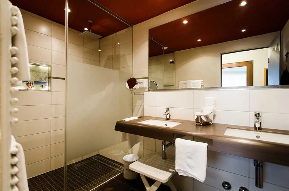 Badezimmer im Aparthotel Dorfplatzl in Tux