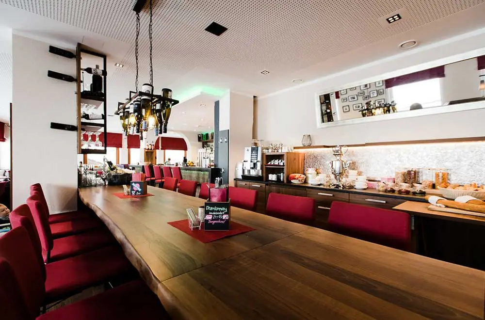 Frühstücksraum im Aparthotel Dorfplatzl in Tux