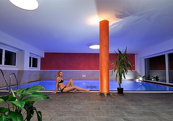 Aparthotel Viktoria Kastelruth Seiser Alm Dolomiten neues Hallenbad mit Salzwasser