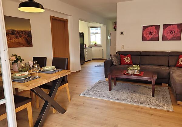Wohn- und Esszimmer Wohnung B