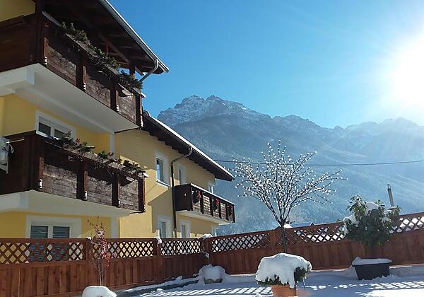 Hausansicht mit Blick ins Stubaital