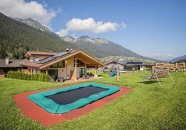 Garten mit Trampolin und Spielplatz