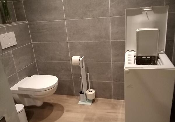 WC und Waschmaschine