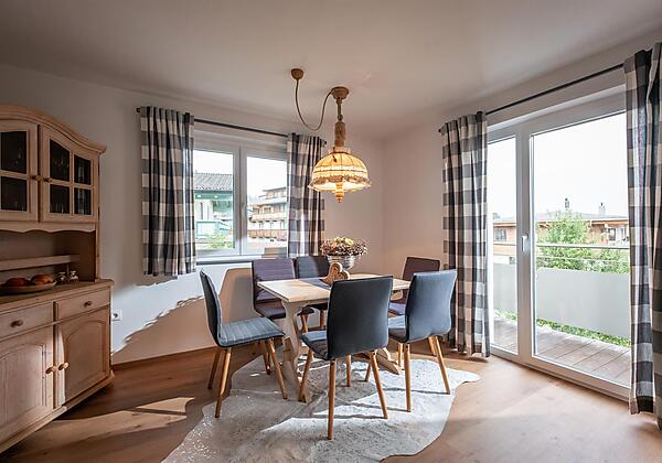 Gemütlicher Essbereich in der großzügigen Küche