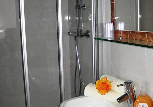 Badezimmer mit Dusche/WC