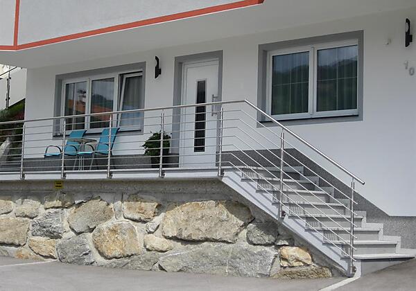 Hauseingang mit eigenen Parkplatz