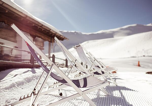 Hochfügen_Liegestühle_von_der_Seite_Huette_Berg(c)