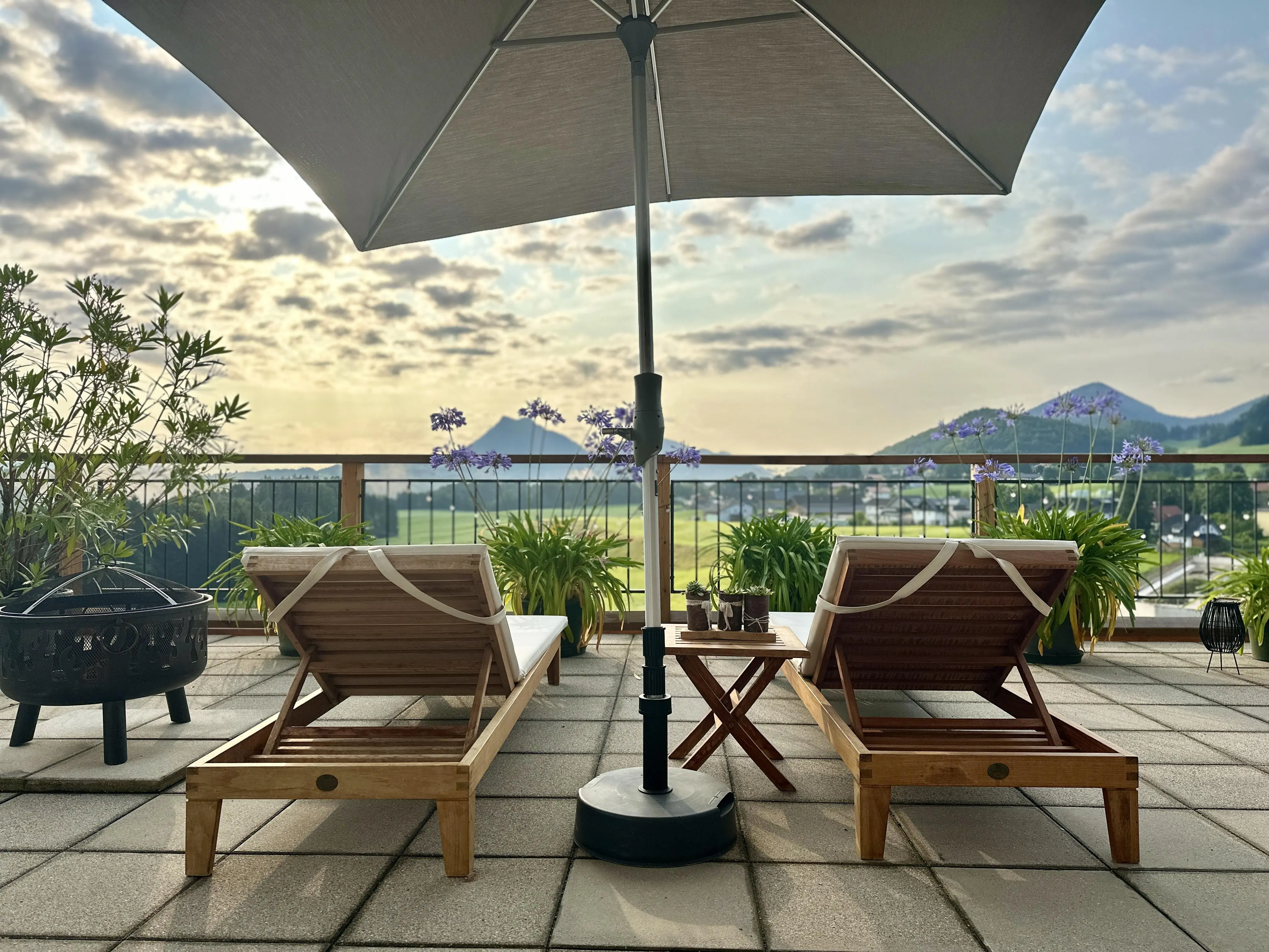 Terrasse mit Blick in Berge