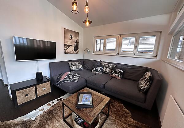 Gemütlicher Wohnbereich mit schwenkbarem TV