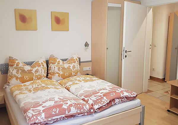 Schlafzimmer 1