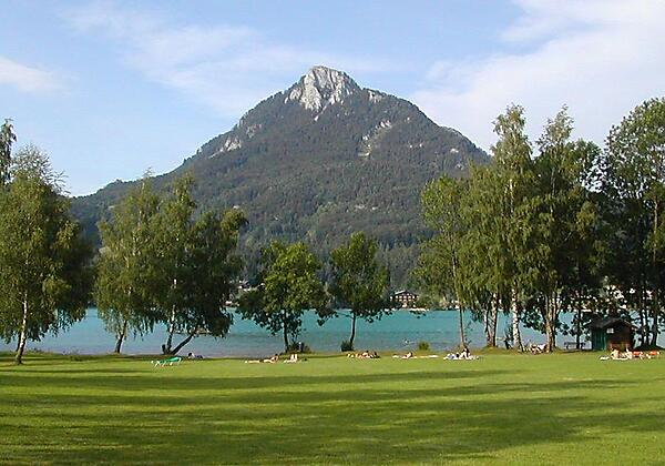 Blick auf den tiefblauen Fuschlsee