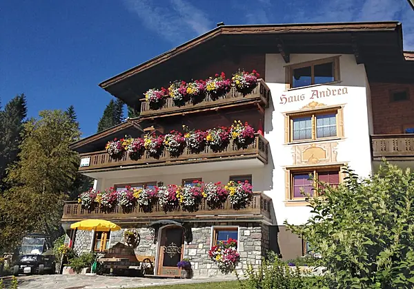 Aussenansicht vom Appart Andrea im Sommer