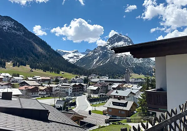 Ausblick auf die Bergwelt von einem Balkon im Appart Andrea