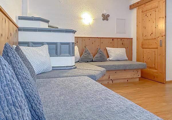 Wohnzimmer mit Kachelofen