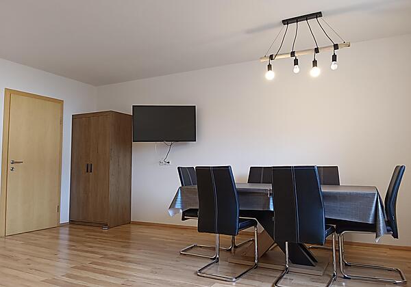 Wohnküche mit großzügigen Flachbildfernsehr