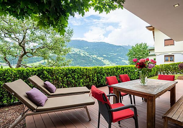 Gartenterrasse mit Ess- und Liegebereich