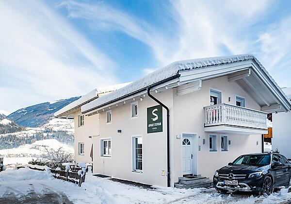 Außenansicht und Parkplätze