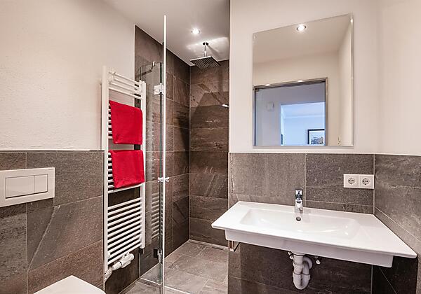 Badezimmer mit Regendusche