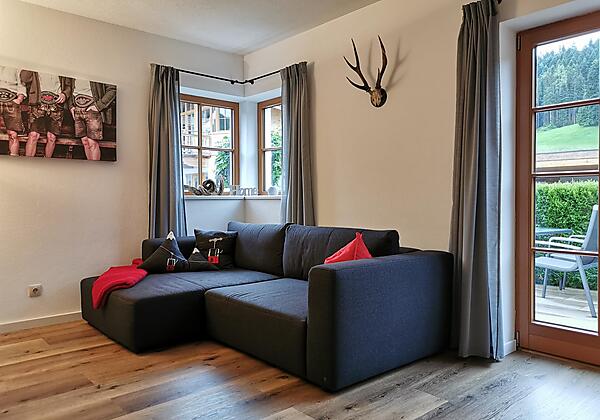 gemütliche Couchecke mit TV und Radio