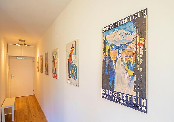 Flur mit Tür zu Schlafzimmer 1 und Badezimmer 1