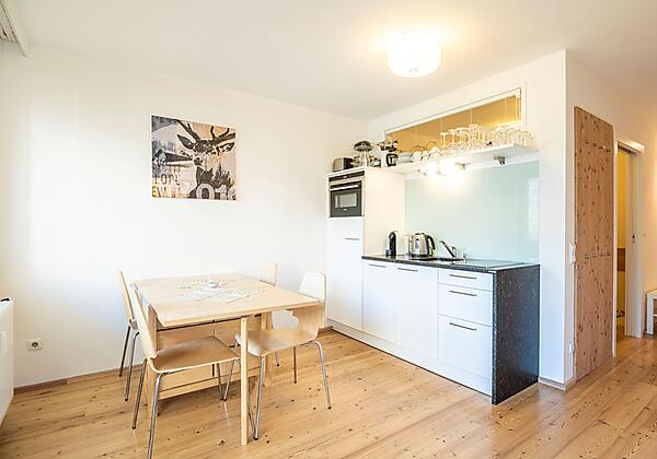 Küche mit Esstisch