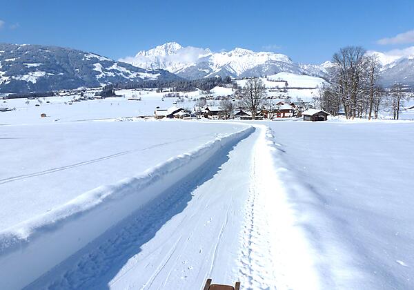 Eigene Rodelbahn vorm Haus
