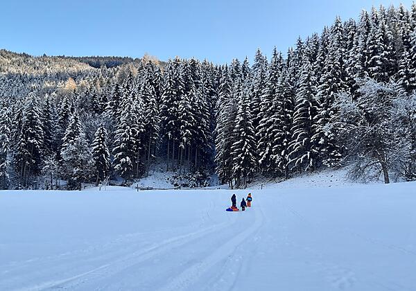 Unsere eigene Rodelbahn am Feld vorm Haus