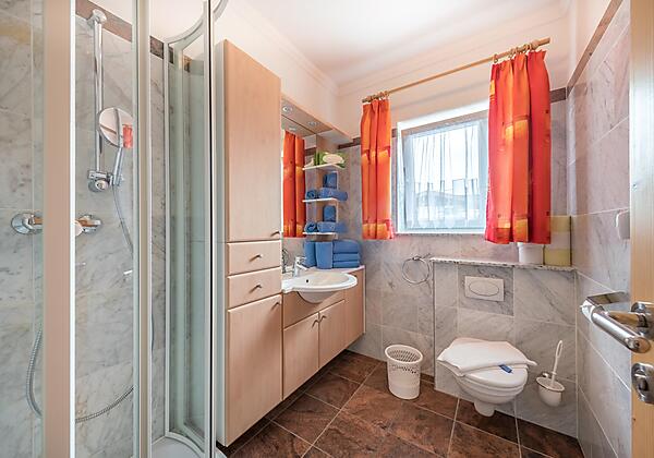 Badezimmer mit Dusche und WC