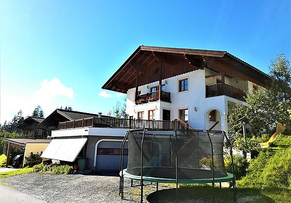 Haus Huber mit großem Trampolin