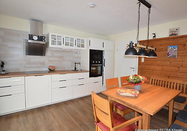 Küche mit Sitzgruppe/Essbereich