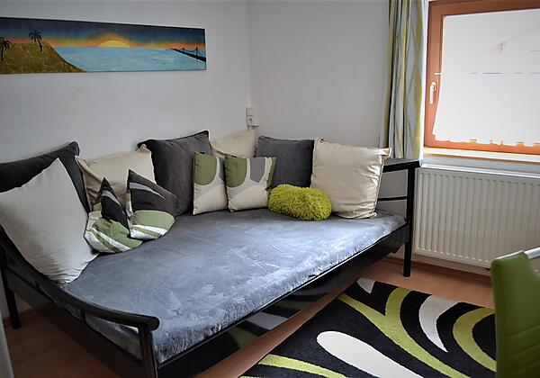 Couch bzw. 5tes Bett mit Schiebetür getrennt