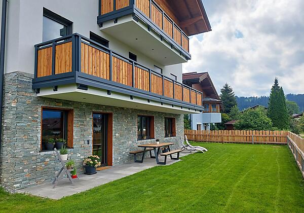 Außenansicht Terrasse mit Garten