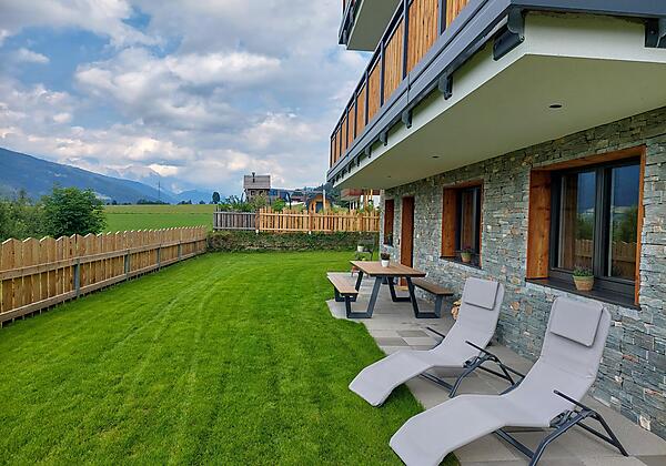 Außenansicht Terrasse mit Garten