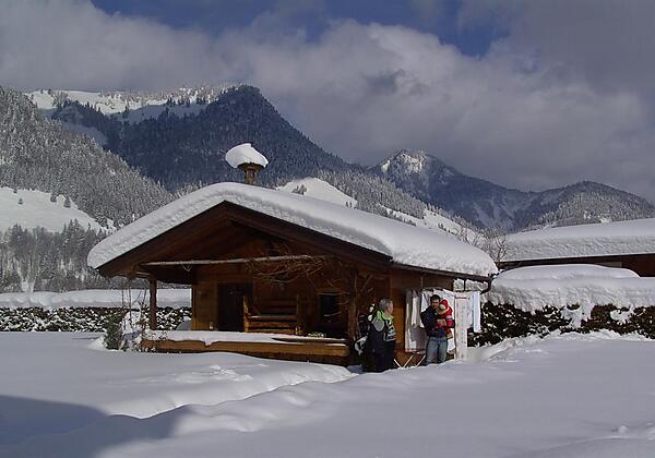 Haus Alpina verschneiter Garten