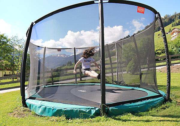 Trampolin in unserem Garten