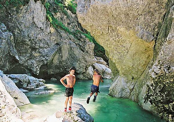 Erfrischung in der Brandenberger Ache
