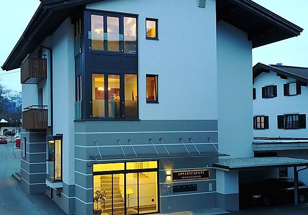 Eingang Haus 1 - Nacht