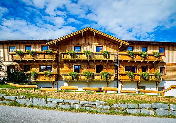 Frontal vom Lärchenhof Tag