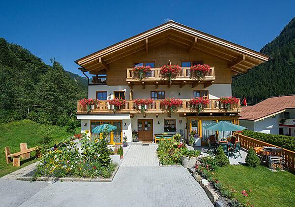 Appartementhaus Stockinger im Sommer