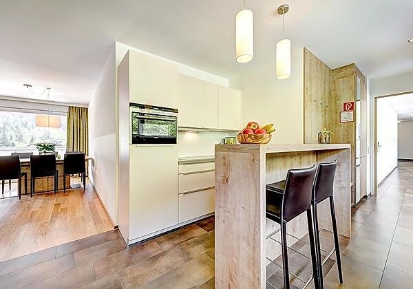 Bergzauber Küche mit Bar - Blickrichtung Esstisch