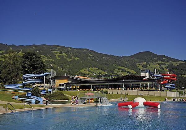 Therme u. Freischwimmbad ca. 2km entfernt