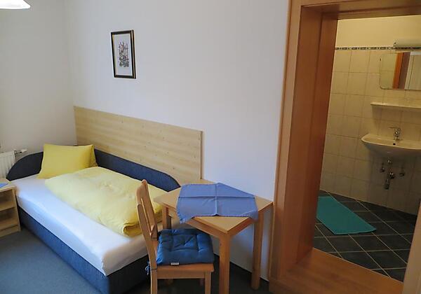 Schlafraum mit Badezimmer