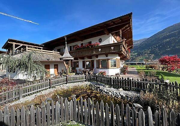 Appartements Pfister_Fuegen_Garten_Teich