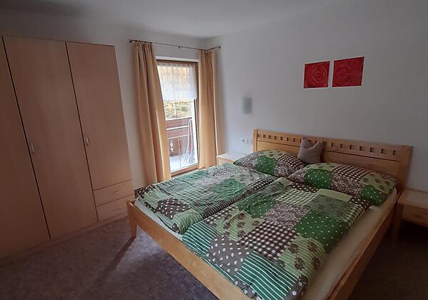 Schlafzimmer 1 mit dusche und WC